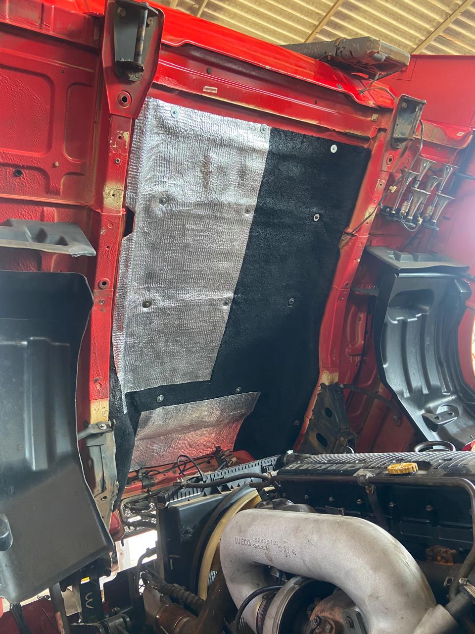 Forração Iveco - Instalação de isolamento térmico e acústico abaixo da cabine - Mundial Forrações T.A Maringá